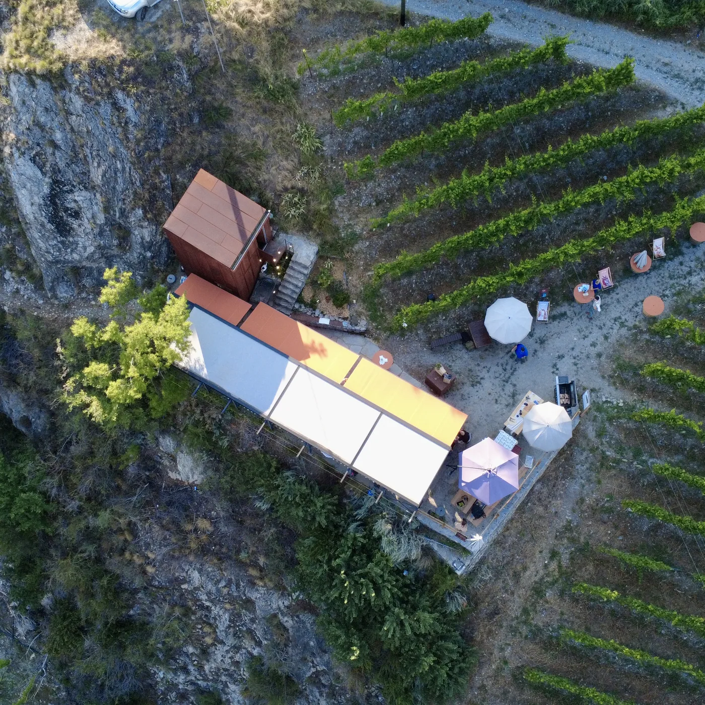 The long table seen from above, the valley behind